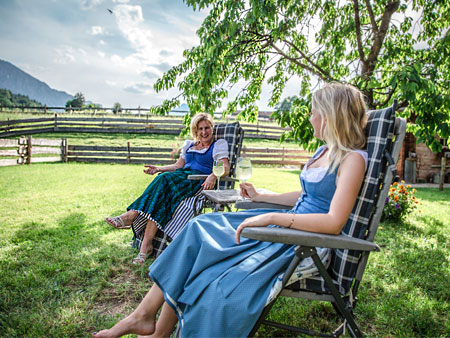 Andrea und Bella auf unserer Liegewiese